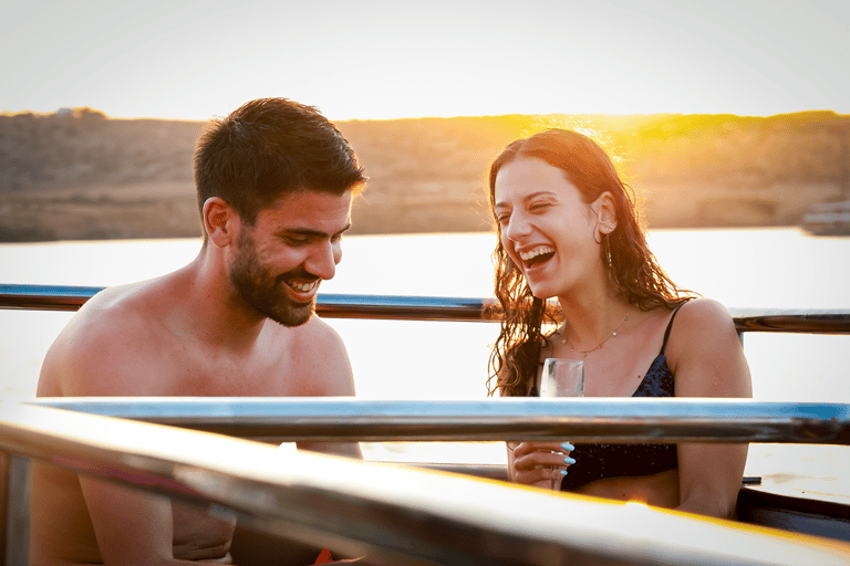 Pernera : Croisière SUNSET sur un yacht de luxe avec dîner et boissonsCroisière au coucher du soleil avec point de rendez-vous à l&#039;embarcadère de Protaras