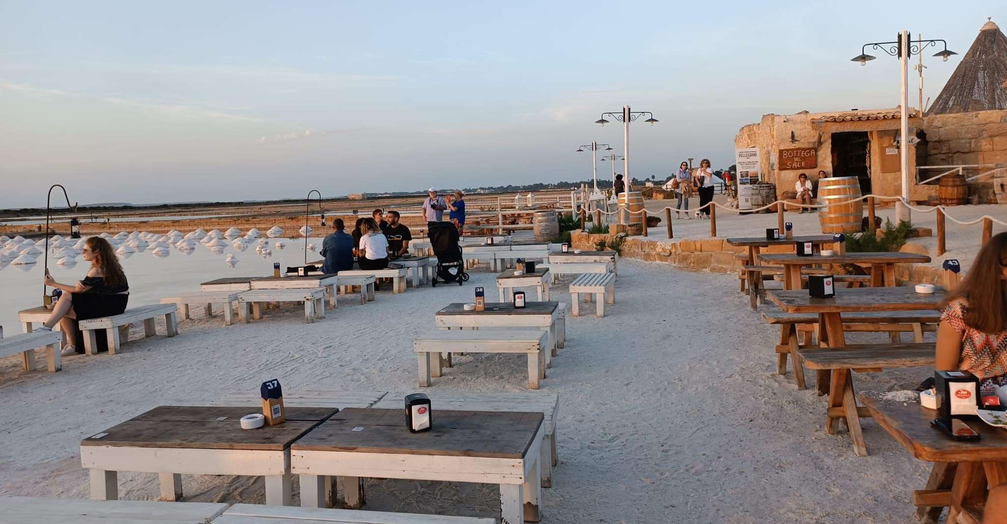 Aperitif in einer alten Wanne Salz in Marsala - Hizvo