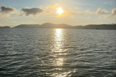 Paraty: Speedboat Tour of the Islands and Paradise Beaches Paraty: Speedboat Ride to the Islands and Paradise Beaches