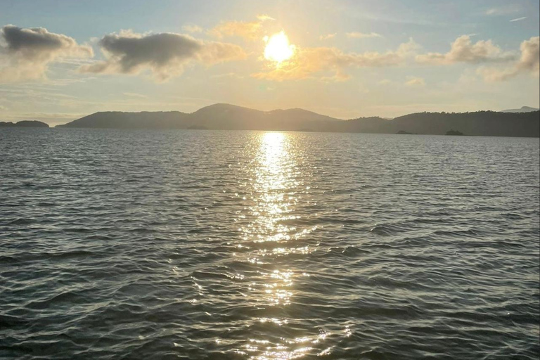 Paraty: Speedboat Tour of the Islands and Paradise Beaches Paraty: Speedboat Ride to the Islands and Paradise Beaches