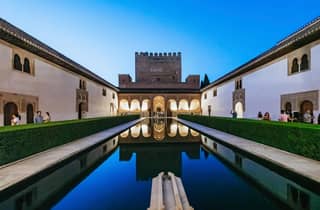 Granada: Alhambra und Nasridenpaläste - Geführte Tour bei Nacht