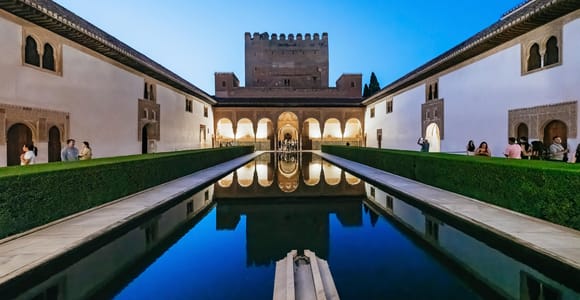 Granada: Alhambra and Nasrid Palaces Guided Tour at Night