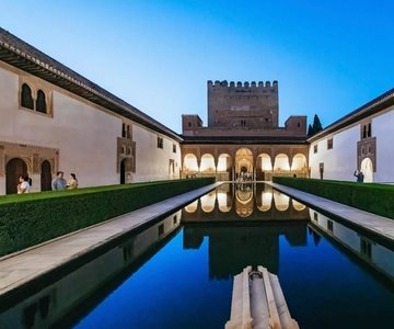 Alhambra and Nasrid Palaces Guided Tour at Night