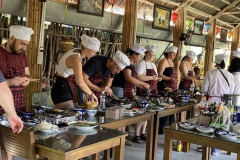 Wietnamska lekcja gotowania z lokalną rodziną w Hoi AnLekcja gotowania z targiem i wycieczką łodzią