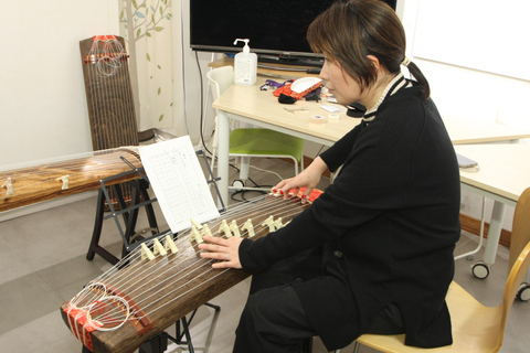 Lección vivencial del instrumento japonés "Koto".