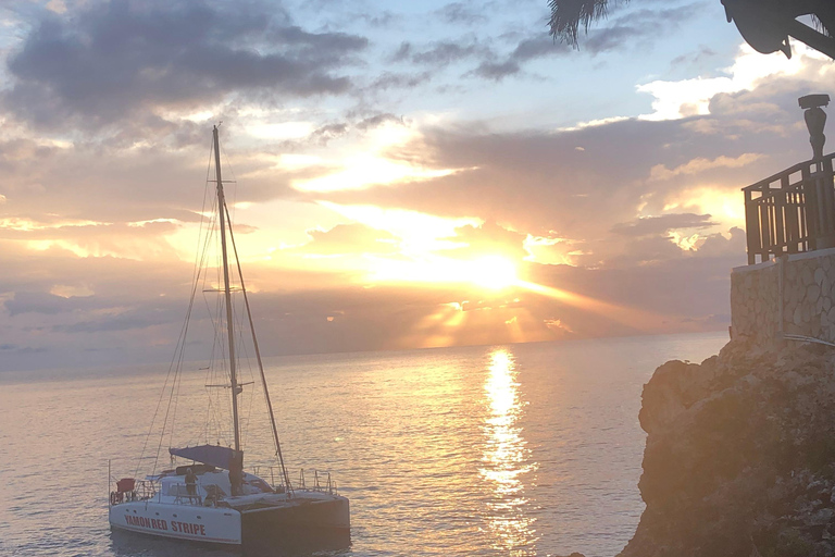 Crucero en catamarán al atardecer y visita al café Ricks