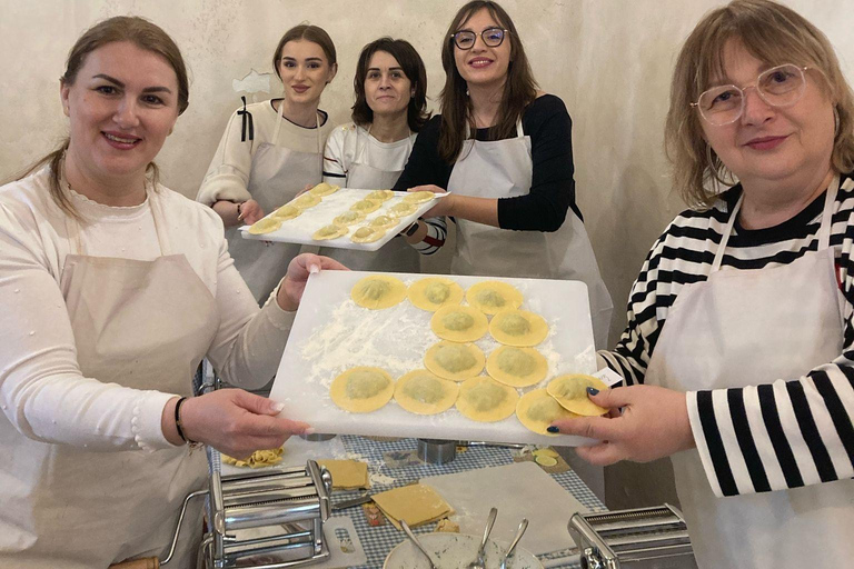 Nápoles: Clase de Cocina de Pasta y Tiramisú con Vino