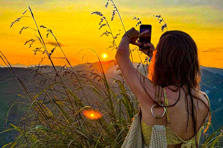 Ella: Passeio de Tuk Tuk ao pôr do sol com caminhada no Pico do Pequeno Adão