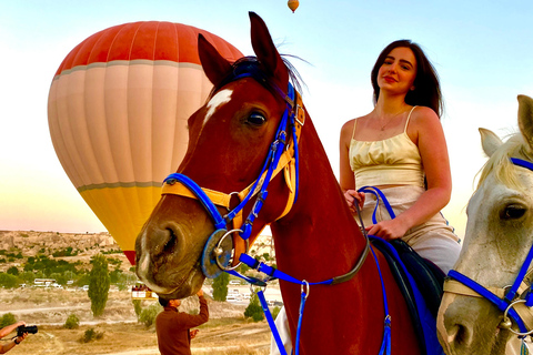 Randonnée à cheval au lever du soleil en CappadoceRandonnée à cheval au lever du soleil