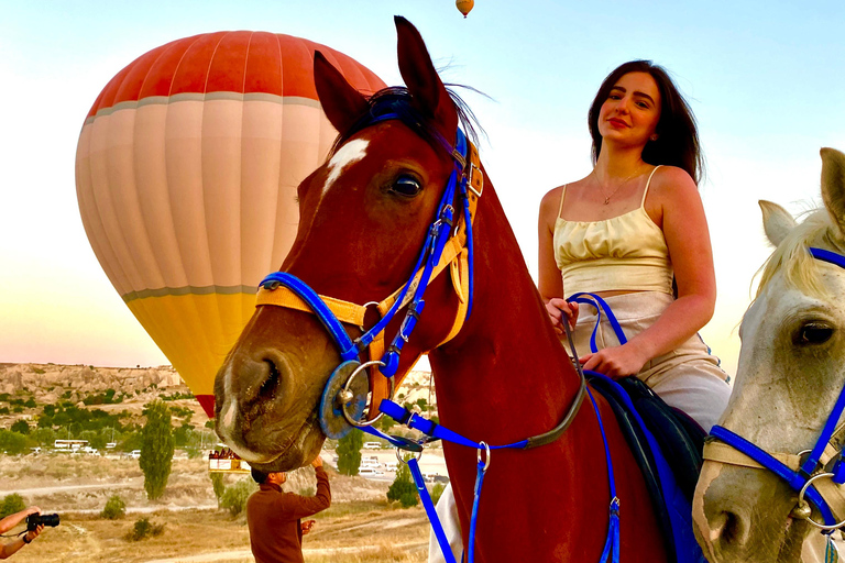 Randonnée à cheval au lever du soleil en CappadoceRandonnée à cheval au lever du soleil