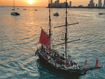 Cartagena, CO : Sunset Skyline Pirate Boat Tour avec boissons