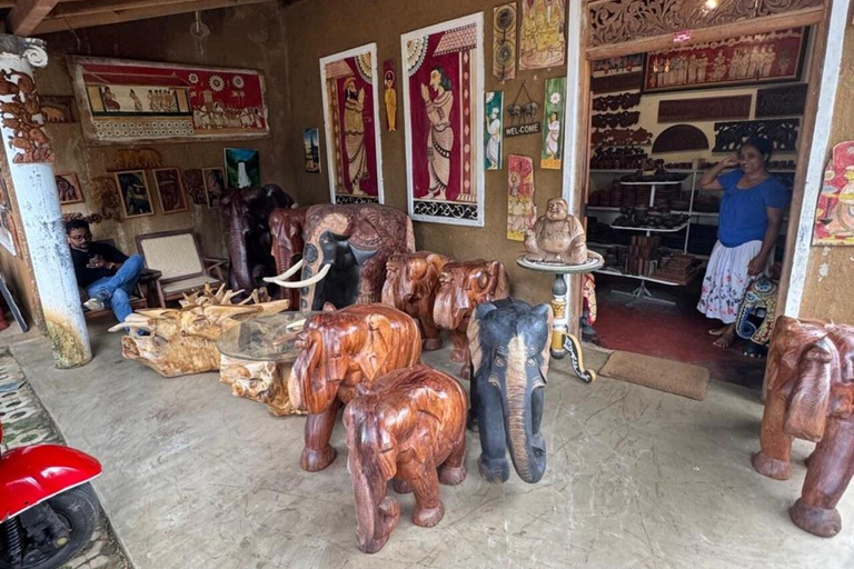 Kandy:Tuk Tuk, Street food & Shopping Experience Local guide