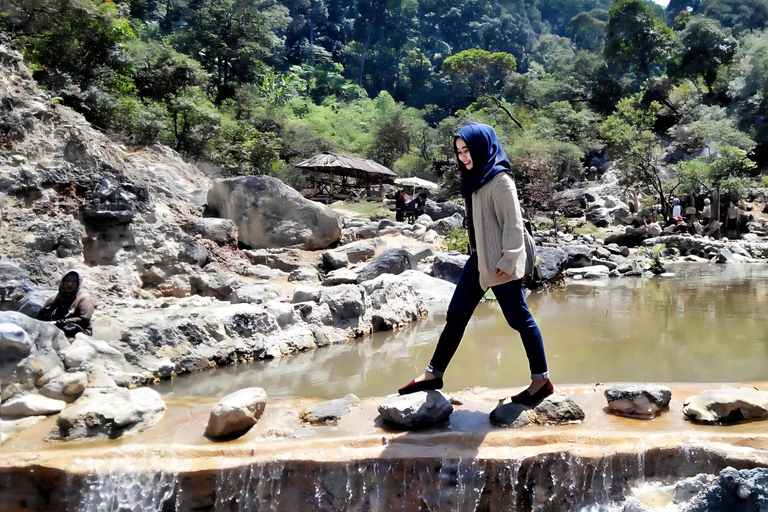 Bandung: cratere vulcanico, sorgenti termali, bagni di fango e tè
