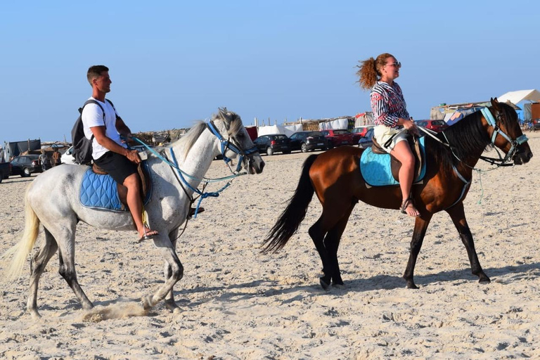 Przejażdżka konna o zachodzie słońca po spokojnych plażach Dżerby.