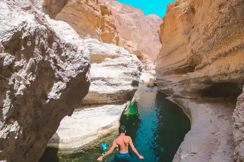 Muscat: A Private Wadi Shab &Bimmah Sinkhole Tour+Free Lunch