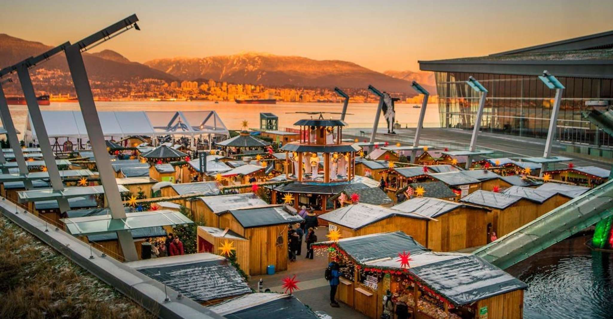 Vancouver: Christmas Lights Karaoke Trolley Tour