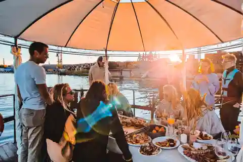 Riga: Schwimmende Grillterrasse