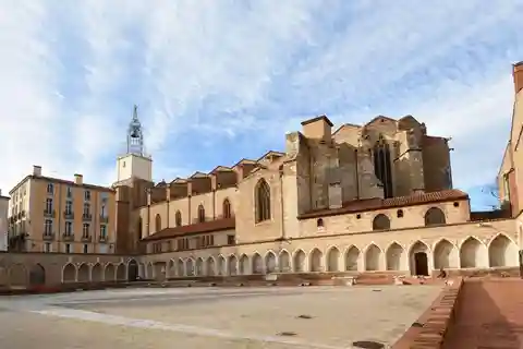 Perpignan: Express Walk with a Local in 60 minutes