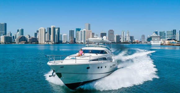 Von North Bay Village aus: Private Bootsparty mit Champagner