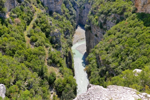 Von Berat aus: Tagesausflug zu den Bogovë-Wasserfällen und den Osum-Schluchten