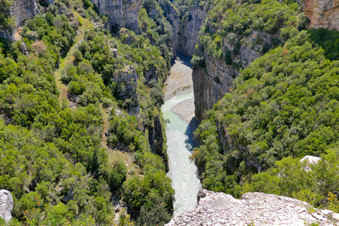 Desde Berat: excursión de un día a las cascadas de Bogovë y los cañones de Osum