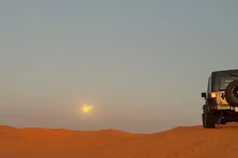 Riyadh Red Sands Tour: Dune Bashing und Kamelritt.