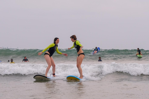 Stranden i Jaco Surfing i Costa Rica - Alla nivåer och åldrar