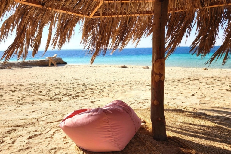 Hurghada: Magawish Island Boat Trip with Lunch & Transfers