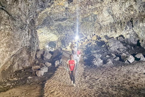 Musanze: Grotta Resort with swimming pool, jacuzzi, cave visit, Twins Lake Option 3 — Bigogwe Tour (in addition to options 1 and/or 2)