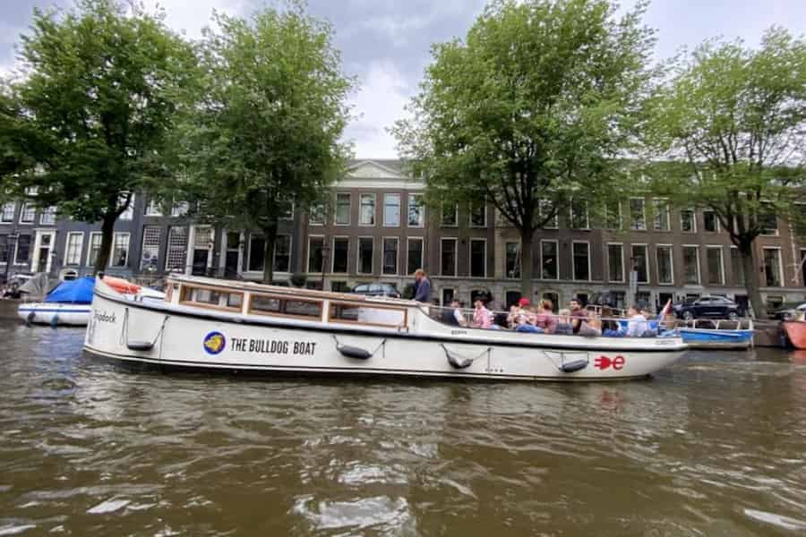Amsterdam: Die Bulldog-Boot-Raucherfreundliche Kreuzfahrt & 2 Getränke. Foto: GetYourGuide