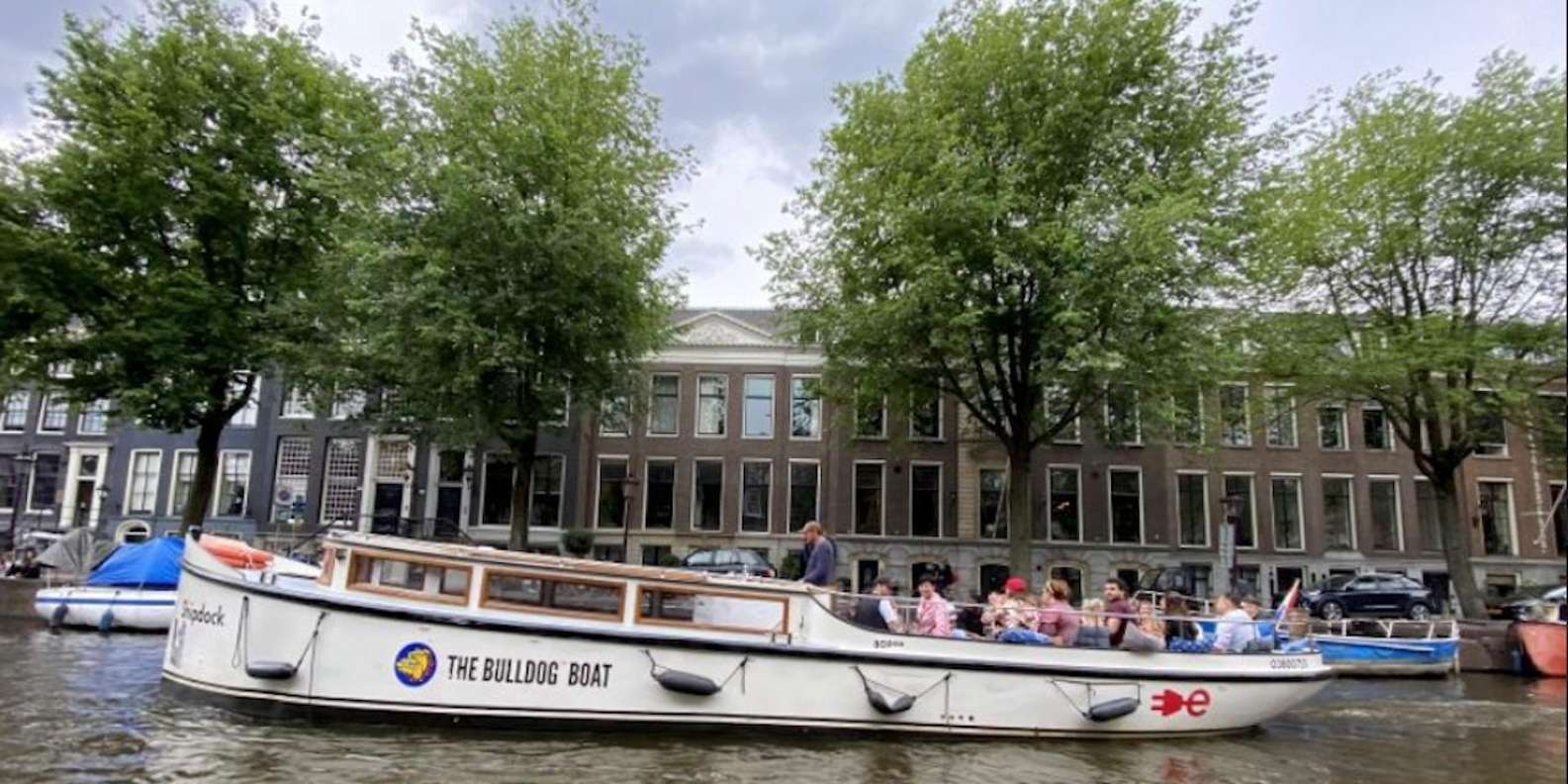 Amsterdam: The Bulldog Boat Smoke-Friendly Cruise & 2 Drinks