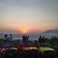 Jeep sunrise from munduk tabu - Housity