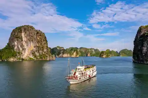 Cruceros Renea - EL MEJOR BARCO PEQUEÑO EN Bai Tu Long Y LA BAHÍA DE HALONG