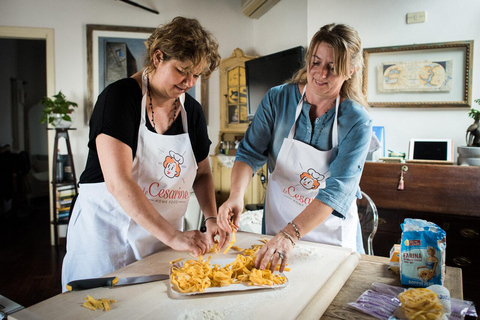 Sorrento: Clase de pasta y tiramisú en casa de un lugareño