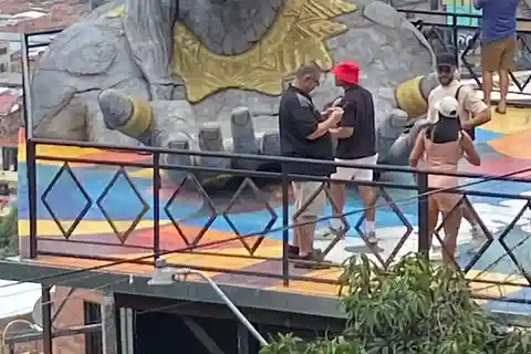 Medellín: Comuna 13 com moradores locais e lanches