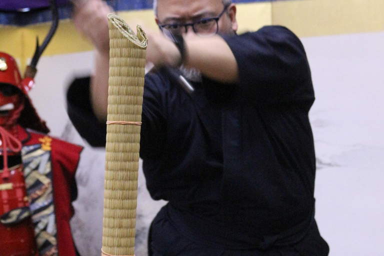 Osaka: 90 minuters lektion i samurajrustning och svärd nära slottetSamurajrustning + samurajsvärdskärning + videofilmning