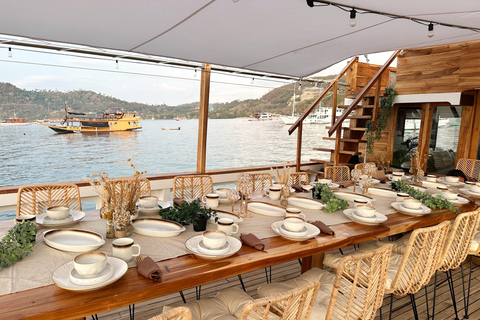Labuan Bajo: 3-Day Komodo Sailing Tour Studio Cabin + Private Bathroom