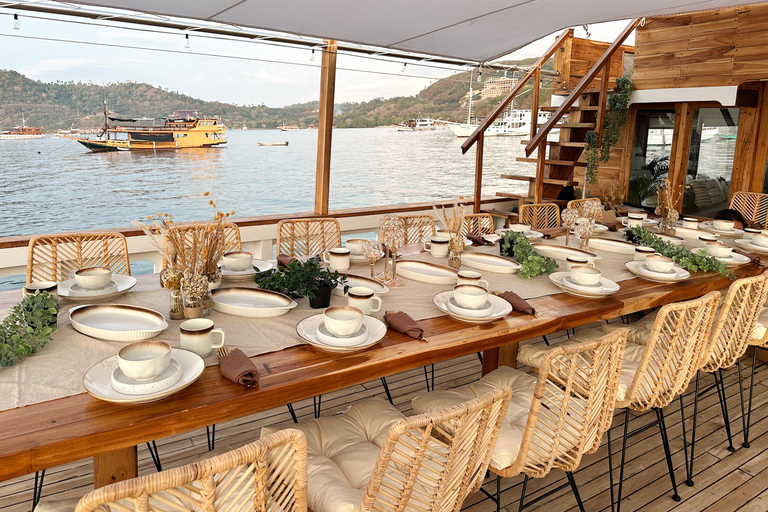 Labuan Bajo: 3-Day Komodo Sailing Tour Studio Cabin + Private Bathroom