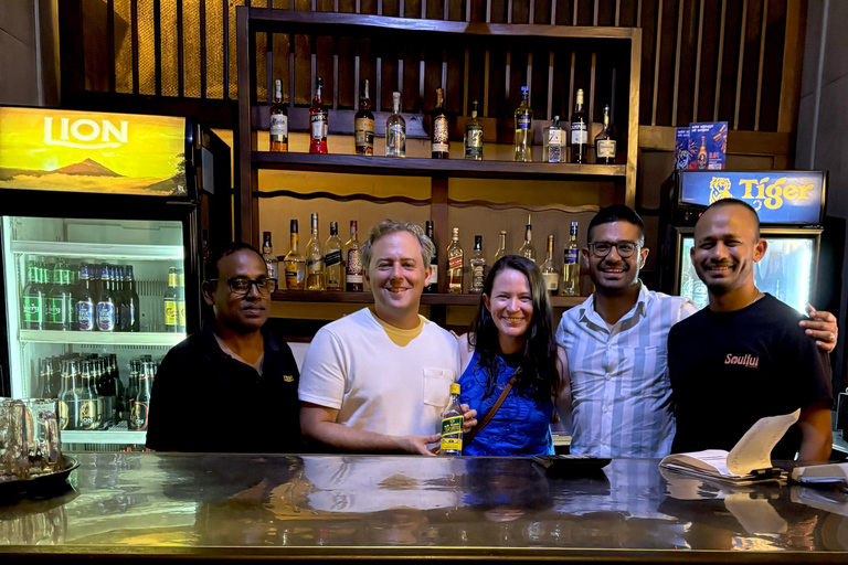 Sorseggia liquori locali nel tour dei bar di Colombo