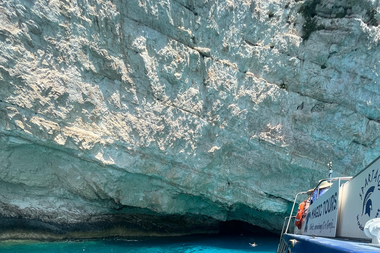 Zante: Tour en barco con fondo de cristal a naufragio y cuevas azulesTour de medio día a Naufragio, Cuevas Playa Blanca y Xigia