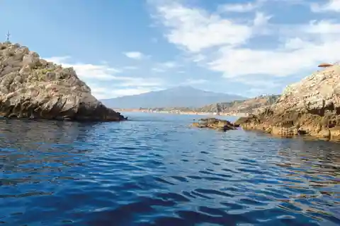 Taormina e Giardini Naxos: 2 ore di tour dei delfini e grotta