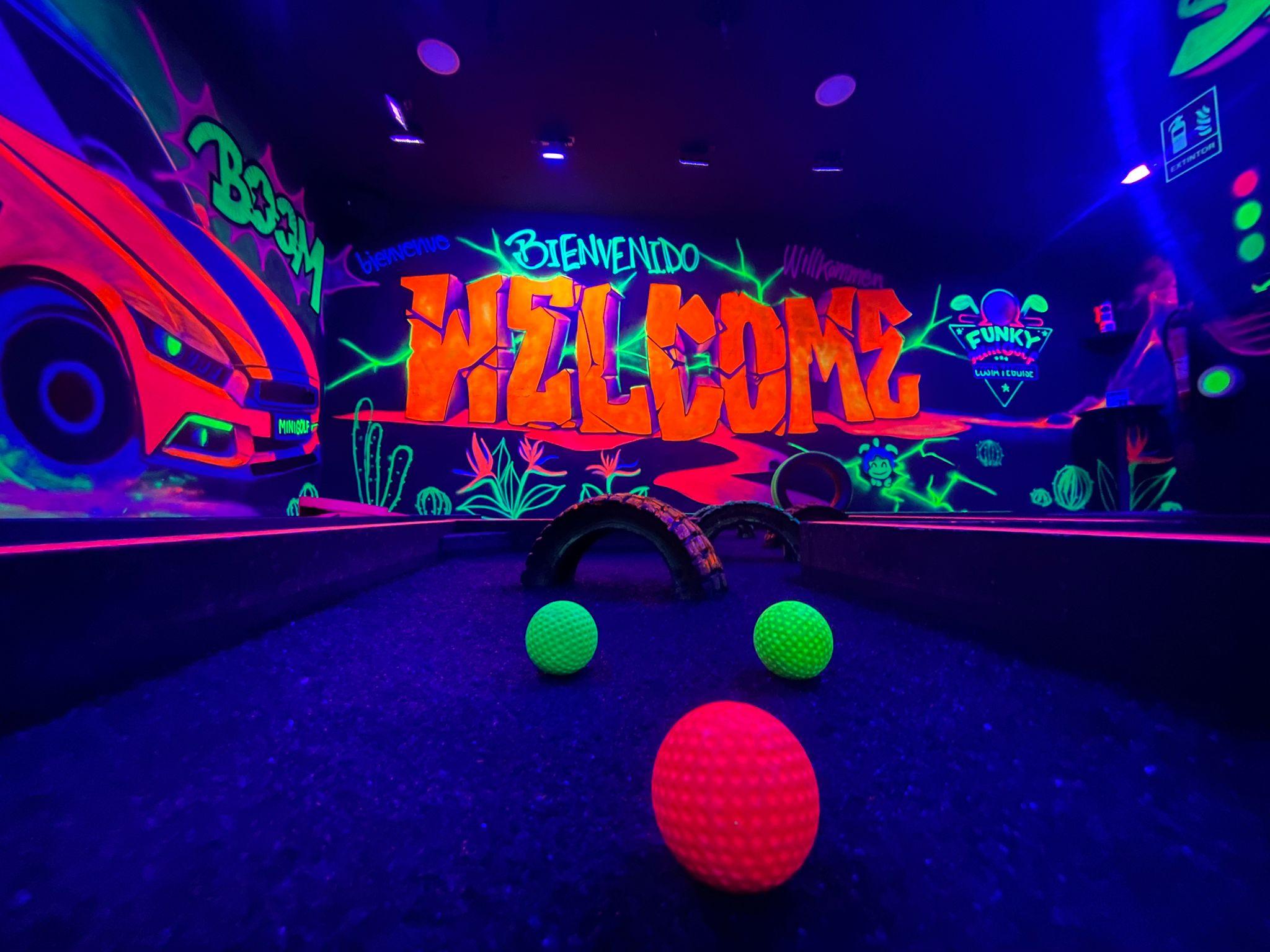 Costa Teguise: Indoor-Minigolf-Erlebnis mit 15 Löchern und UV-Neonbeleuchtung