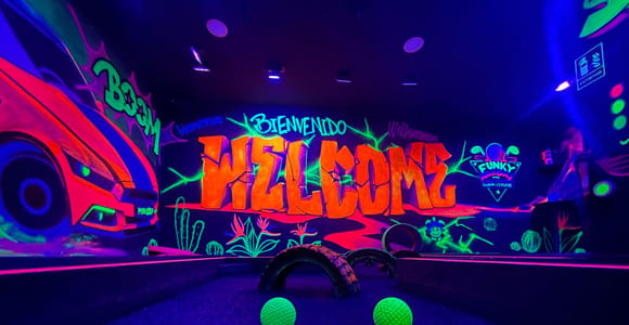 Costa Teguise: Indoor 15-hole UV Neon Mini Golf Experience