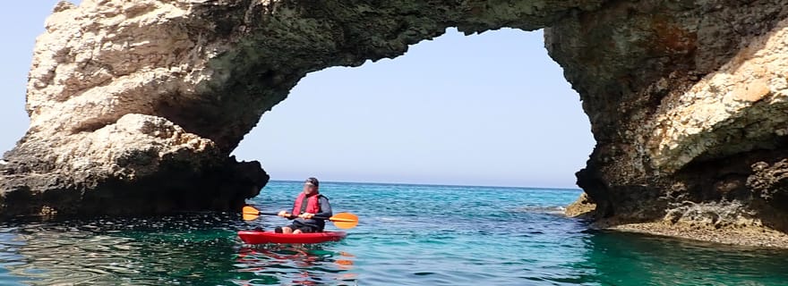 Excursion guidée de 4 heures en kayak dans les grottes marines d'Ayia Napa au départ de la plage de Limnara