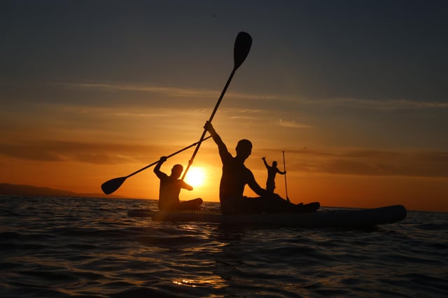 Surf de remo al amanecer en Barcelona: fotos y desayuno incluidos