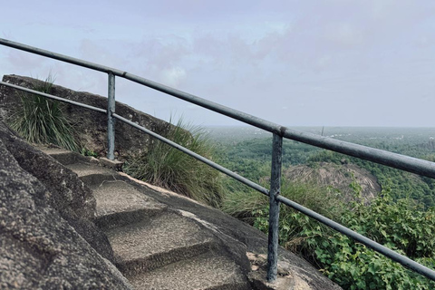 From Colombo: Gampaha District Temples & Jungle Hike Tour