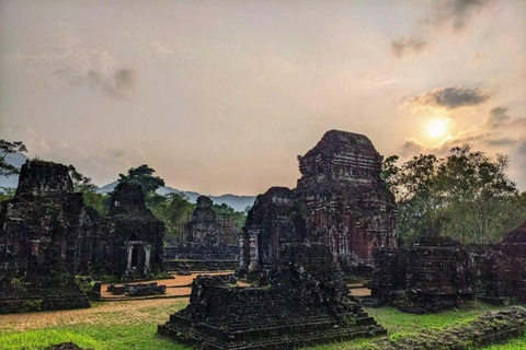 Z Hue do Hoi An przez przełęcz Hai Van i wzgórza BaNa - Złoty MostPrywatny samochód przez przełęcz Hai Van