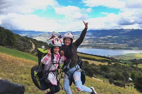 Bogotá: Ticket de entrada para vuelo en parapente en GuatavitaTicket de entrada básico para volar en parapente en Guatavita