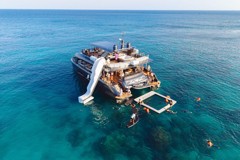 Phuket:Phi Phi Island with Premium Buffet & DJ by Noah Yacht