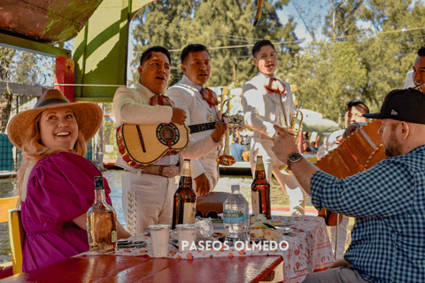 Xochimilco Mexican Fiesta com bebidas e lanches ilimitados.